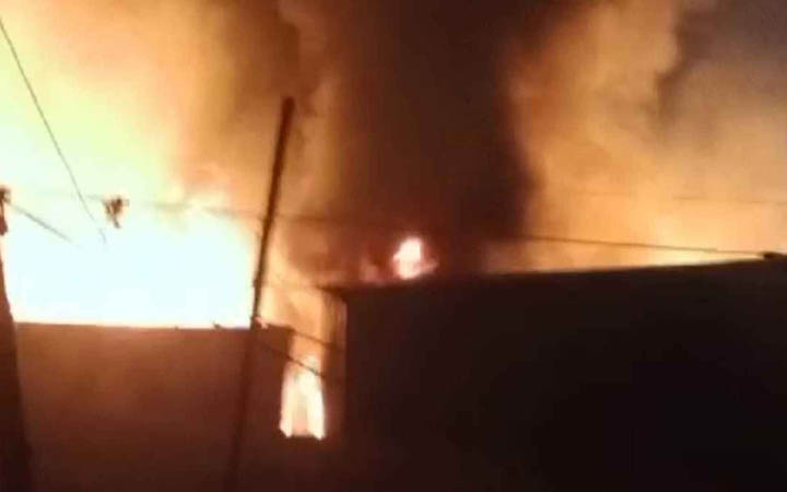 মধ্যরাতে ফতুল্লায় আগুনে পুড়ল পলি কারখানা