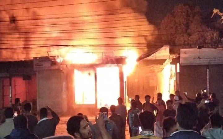 গাজীপুরে গভীর রাতে আগুনে পুড়লো দুই দোকান