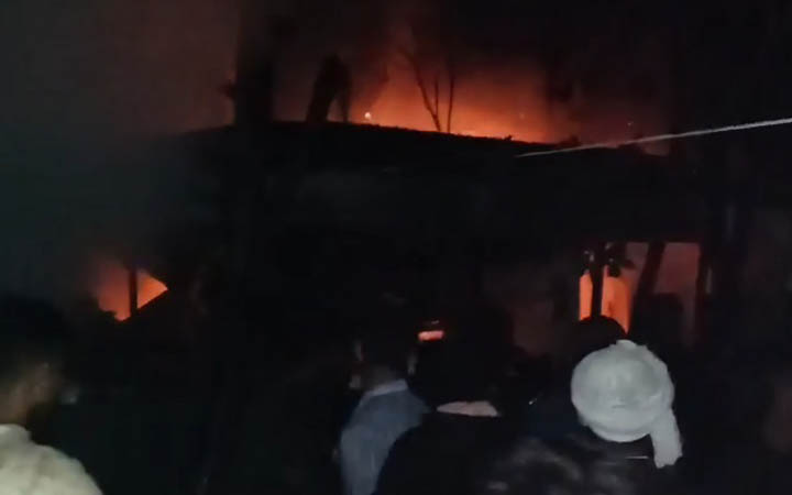 শর্ট সার্কিটের আগুনে পুড়লো কৃষকের বসতবাড়ি