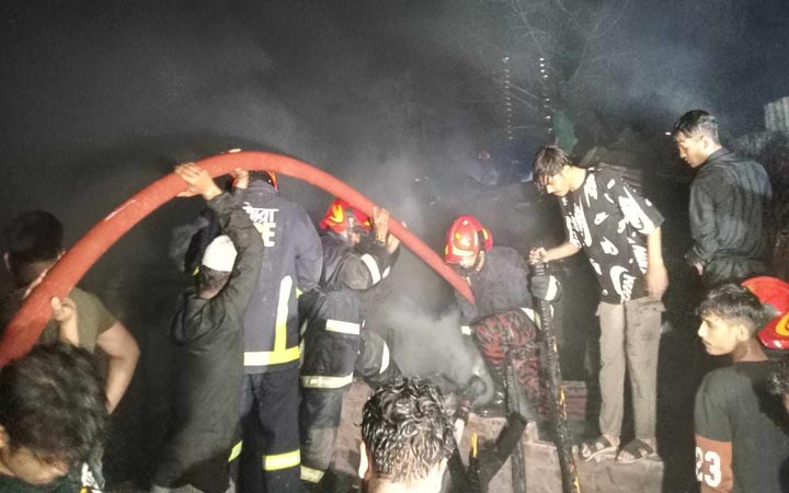রাজধানীর সাততলা বস্তিতে আগুন, নিয়ন্ত্রণে ৯ ইউনিট