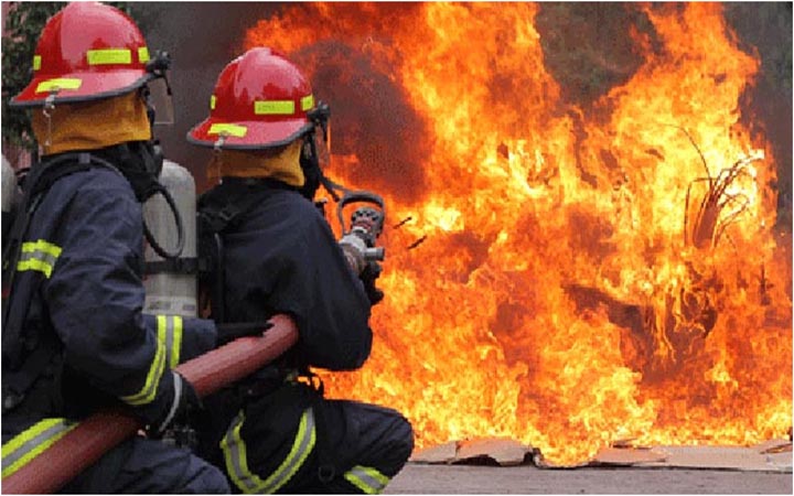 দুই ঘণ্টা পর টিকাটুলির কেমিক্যাল গোডাউনে লাগা আগুন নিয়ন্ত্রণে