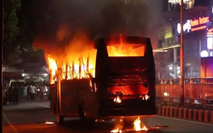 রাজধানীর পল্লবীতে বিহঙ্গ পরিবহনে আগুন