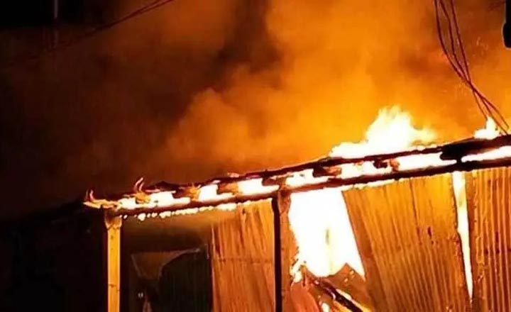 ঝিনাইদহে ফুচকার দোকানে অগ্নিকাণ্ড
