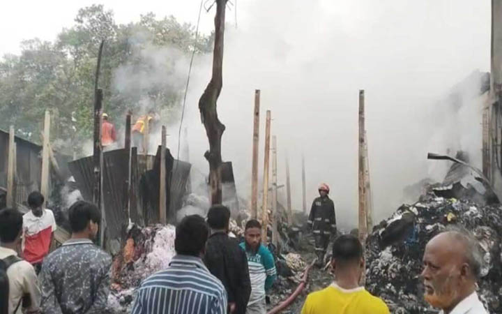 গাজীপুরে আগুনে পুড়েছে তিনটি ঝুট গুদাম
