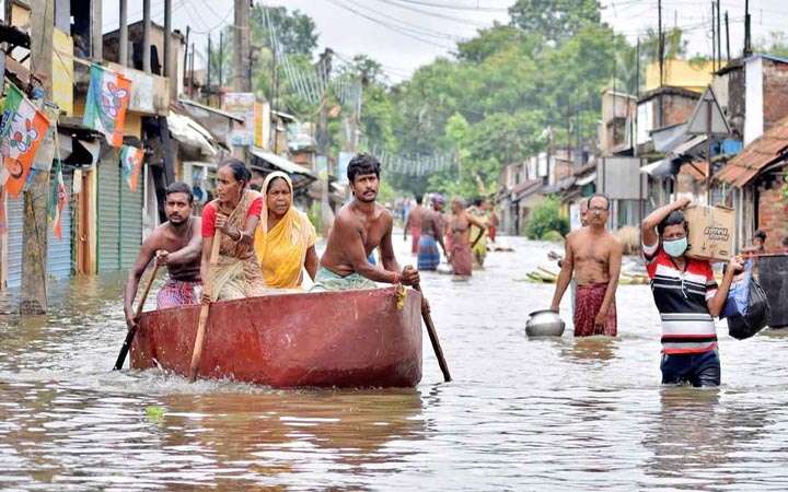 পশ্চিমবঙ্গের ১০ জেলায় বন্যা, আক্রান্ত লাখ লাখ মানুষ