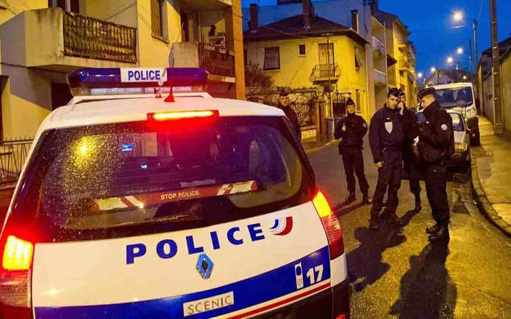 প্যারিসে রেস্তোরাঁ মালিকের ছেলেসহ পাঁচজনকে জিম্মি