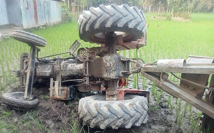 এসিল্যান্ডের অভিযানে পালাতে গিয়ে ট্রাক্টর উল্টে ধানখেতে
