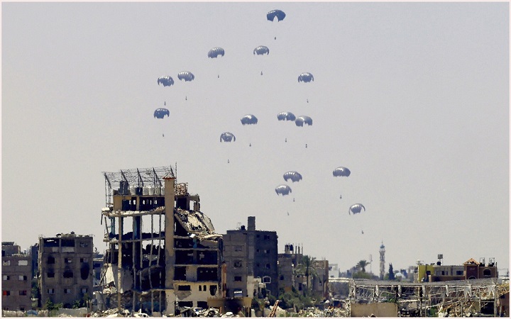 গাজায় আকাশ থেকে ত্রাণ ফেলল কানাডা