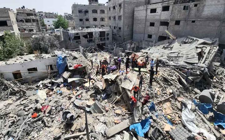 গাজায় ইসরায়েলি হামলা, গর্ভবতী নারীসহ নিহত ১৮