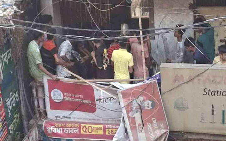 গাজীপুরে কারখানাসহ দোকানপাটে হামলা-ভাঙচুর