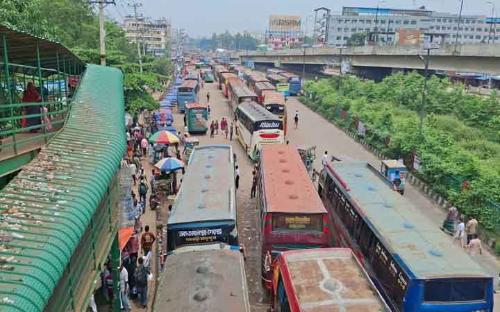ঈদযাত্রায় বাড়ছে যানবাহন ও যাত্রীর চাপ, যানজট এড়াতে প্রশাসনের নানা প্রস্তুতি