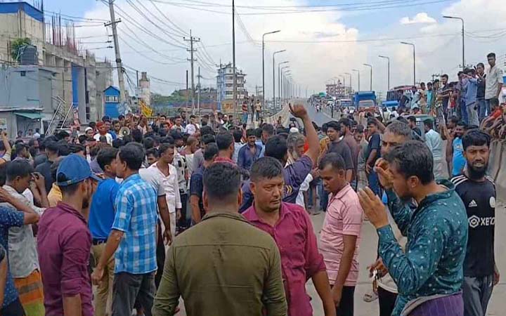 গাজীপুরে মহাসড়ক অবরোধ করে সিএনজিচালিত অটোরিকশা চালকদের বিক্ষোভ