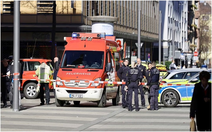 জার্মানিতে ভিড়ের মাঝে গাড়ি উঠে হতাহত ২৬