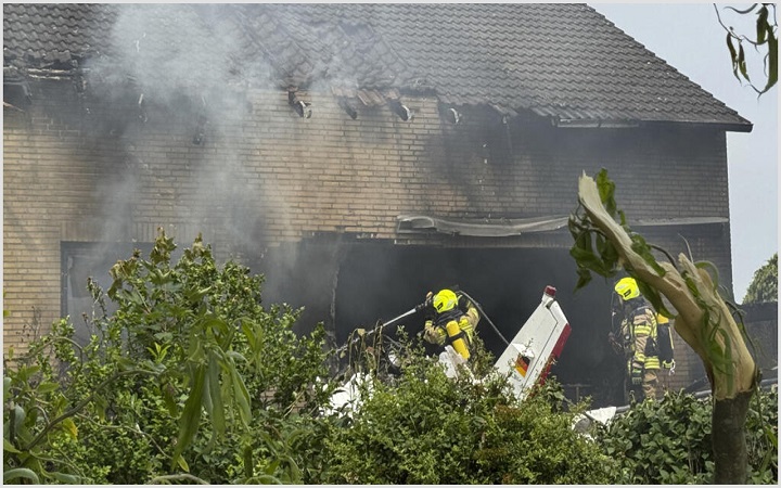 জার্মানিতে বাড়ির ওপর বিমান বিধ্বস্ত