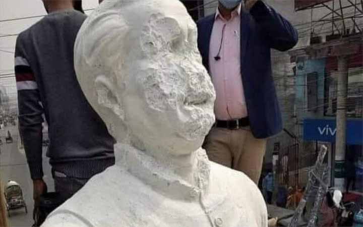 বঙ্গবন্ধুর ভাষ্কর্য ভাঙ্গার প্রতিবাদে দেশজুড়ে আমলাদের সমাবেশ