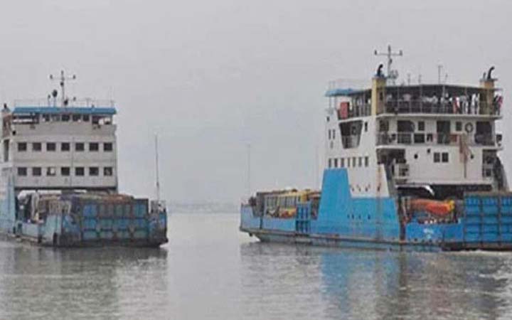 ঘন কুয়াশায় তিন ঘণ্টা বন্ধ থাকার পর ফেরি চলাচল স্বাভাবিক
