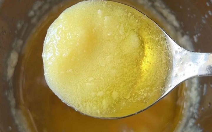 গরম পানিতে ঘি মিশিয়ে খেলে কী হয়?