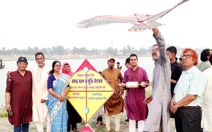 ঈদের আনন্দে যমুনার দুর্গম চরে গ্রাম বাংলার ঘুড়ি উৎসব