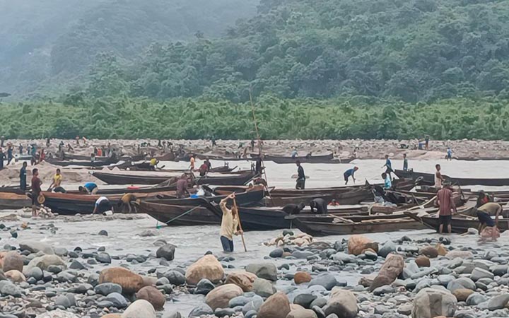 সাদাপাথরে লুটপাটের ঘটনায় মামলা, আসামি দেড় হাজার