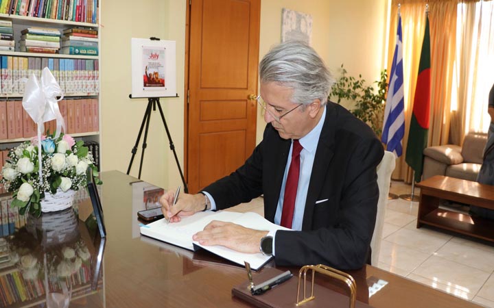 বিমান বিধ্বস্তে নিহতদের স্মরণে গ্রিসে শোক বই স্বাক্ষরের আয়োজন