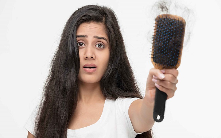 রোজ কয়টি চুল পড়া স্বাভাবিক? কখন সতর্ক হবেন?