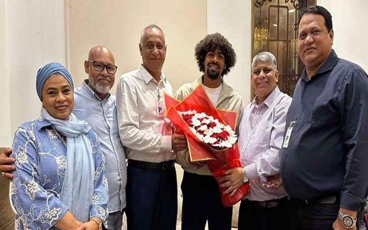 ঢাকায় ফিরেছেন হামজা চৌধুরী