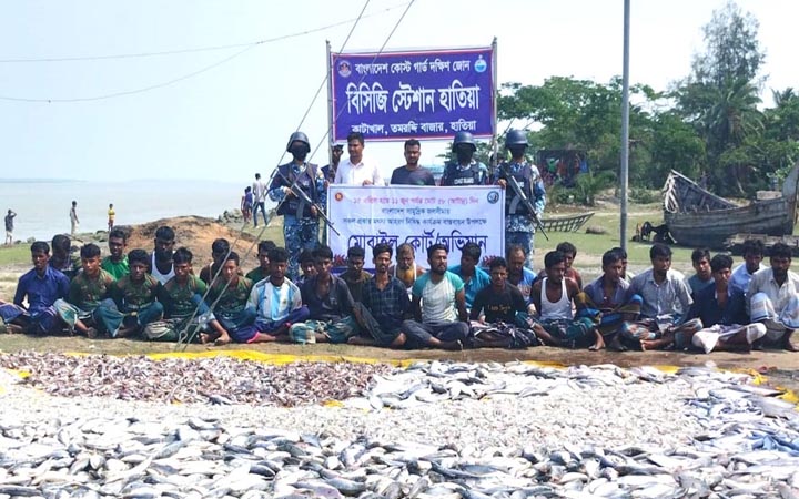 হাতিয়ায় ২ ট্রলারসহ ৩০ জেলে আটক, মালিককে জরিমানা