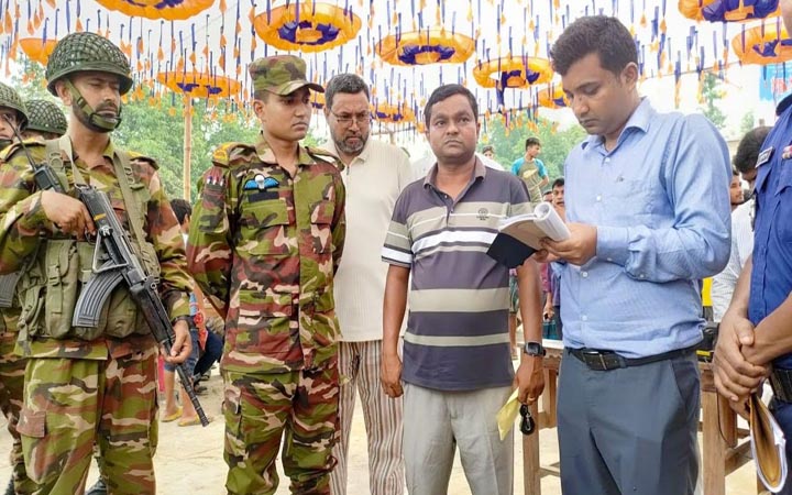 পশুর হাটে রশিদে মূল্য লেখা না থাকায় ইজারাদারকে ৫০ হাজার টাকা জরিমানা