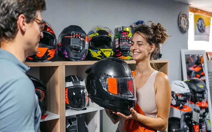 বেশিরভাগ হেলমেটের রঙ কালো হয় কেন?