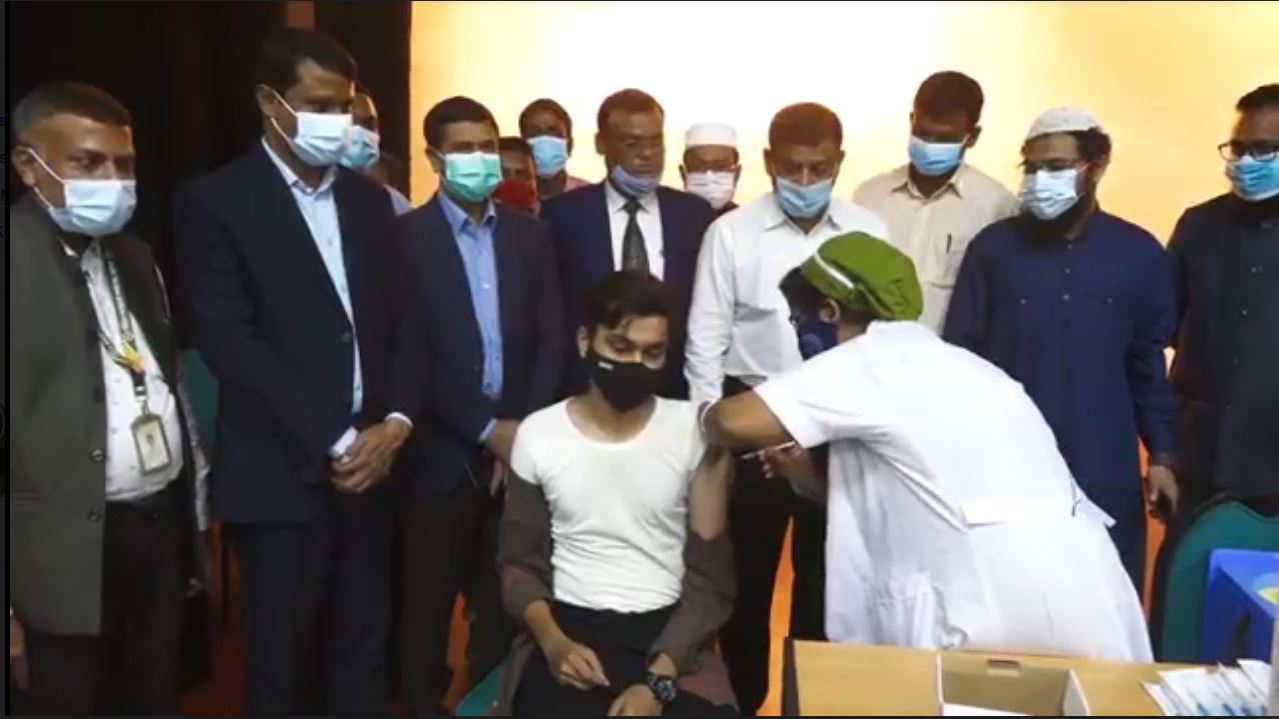 যশোরে শুরু হয়েছে শিক্ষার্থীদের টিকাদান কর্মসূচি