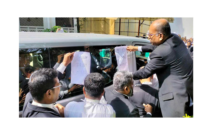 সুপ্রিম কোর্টে ইইউ প্রতিনিধি দল : বিএনপিপন্থী আইনজীবীদের স্লোগান