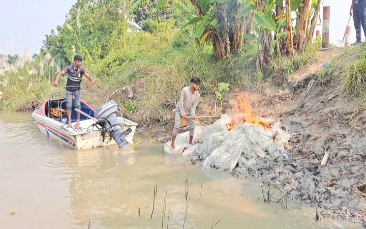 শরীয়তপুরে কারেন্ট জাল পুড়িয়ে ধ্বংস, ৪ জেলেকে জরিমানা
