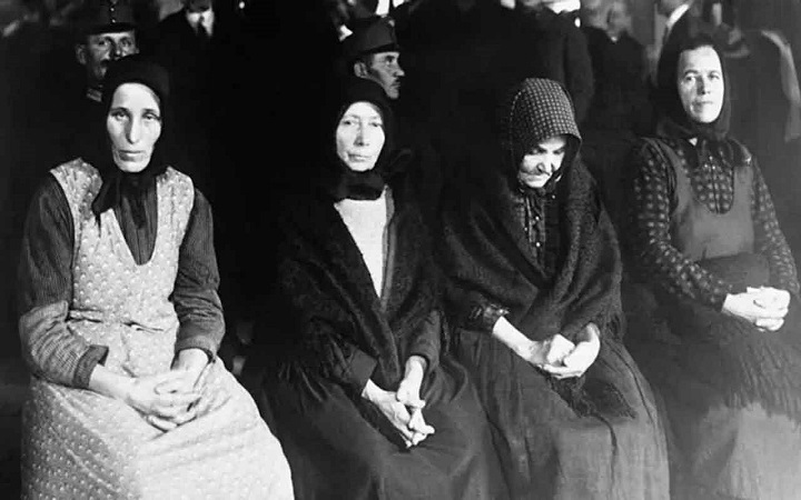 যে গ্রামে শত শত পুরুষকে হত্যা করেছিল তাদের স্ত্রীরা