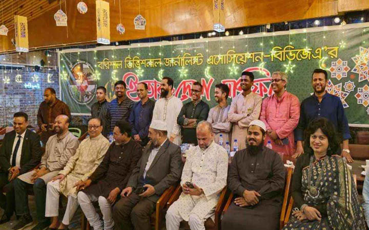 বিডিজেএ’র ইফতারে বরিশালবাসীর মিলনমেলা