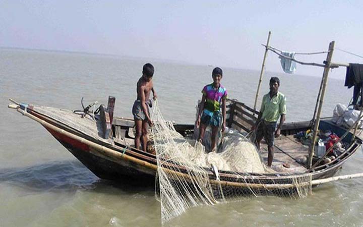নিষেধাজ্ঞা শেষ, মধ্যরাতে ইলিশ শিকারে নামছে জেলেরা