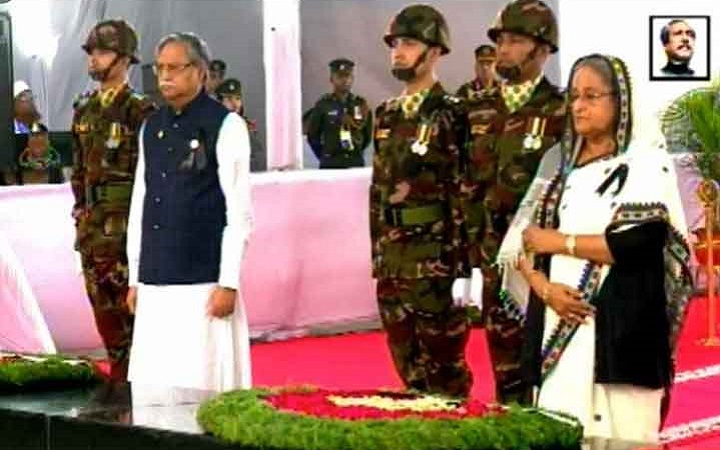 বঙ্গবন্ধুর প্রতিকৃতিতে রাষ্ট্রপতি ও প্রধানমন্ত্রীর শ্রদ্ধা