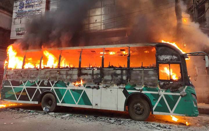 রাজধানীর কয়েকটি স্থানে বাসে আগুন