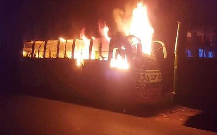 বাগেরহাটে দাঁড়িয়ে থাকা বাসে আগুন