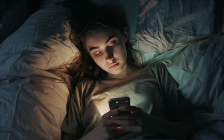 রাত জেগে মোবাইল ব্যবহারের ৫ ভয়াবহ স্বাস্থ্যঝুঁকি