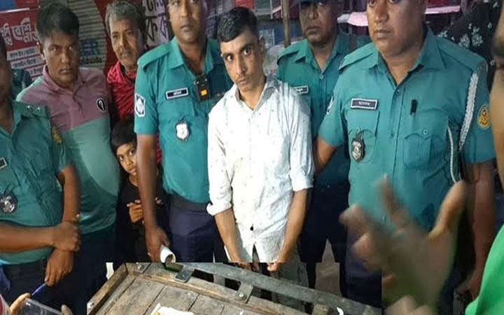 এক্সরে করে পেট থেকে ৮ স্বর্ণের বার উদ্ধার