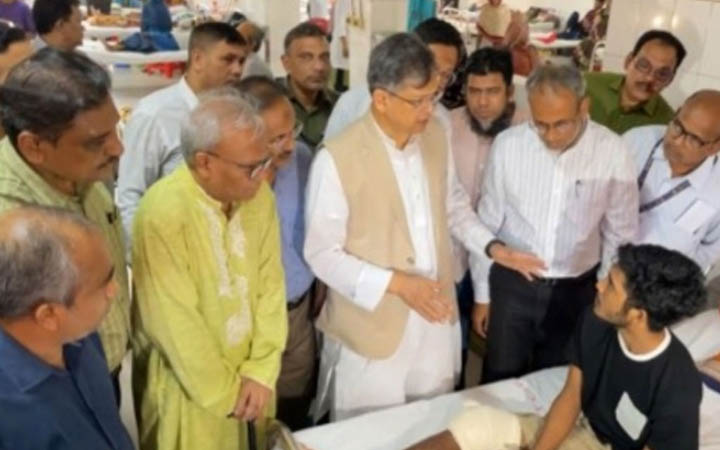 আহতদের দেখতে পঙ্গু হাসপাতালে বিএনপি নেতারা, অনুদান প্রদান