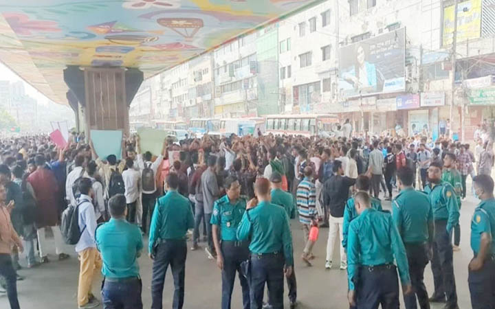 তিতুমীর কলেজকে বিশ্ববিদ্যালয় করার দাবিতে সড়ক অবরোধ