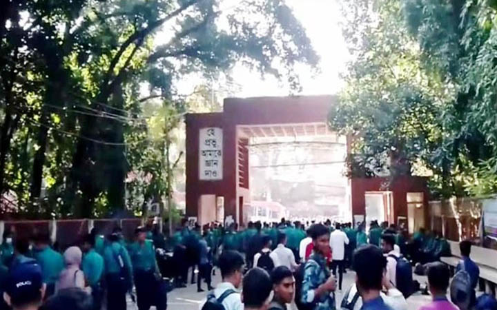 তিতুমীর কলেজে জড়ো হচ্ছেন শিক্ষার্থীরা, কঠোর অবস্থানে পুলিশ ও সেনাবাহিনী