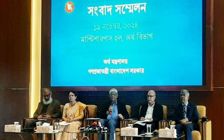 কিছু ব্যাংক খুঁড়িয়ে চললেও কোনোটি বন্ধ হবে না: অর্থ উপদেষ্টা