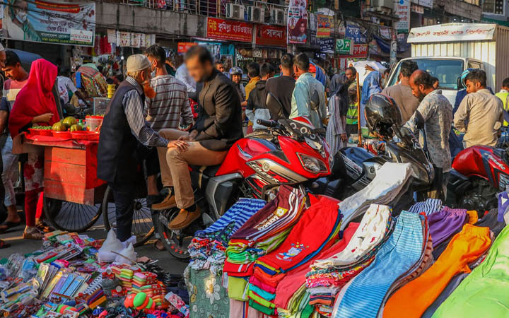 রাজধানীর বেশির ভাগ ফুটপাত দখলে, যানজটের পাশাপাশি বাড়ছে দুর্ঘটনা