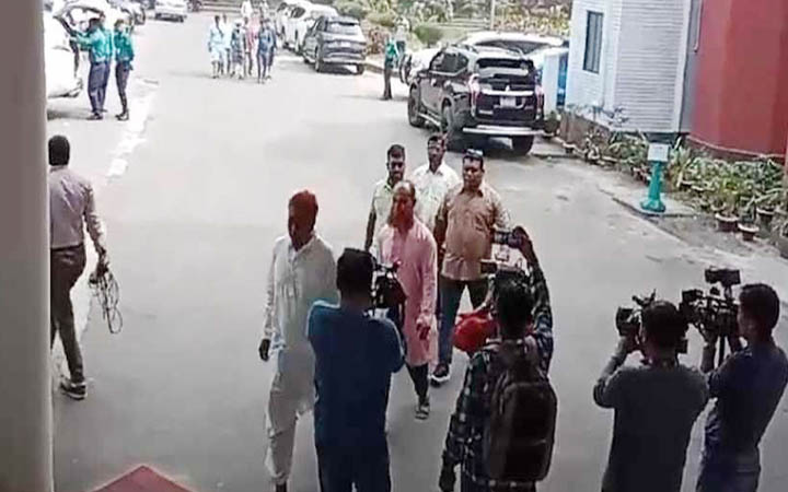 ডিএমপি কমিশনারের সঙ্গে বৈঠকে অটোরিকশাচালকরা