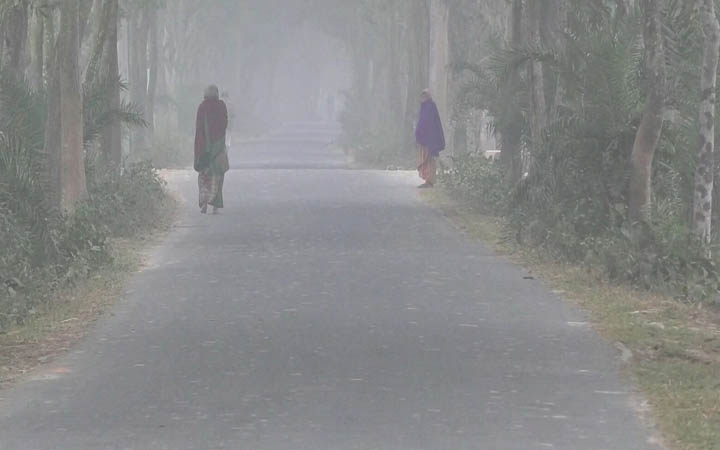 নওগাঁয় জেঁকে বসছে শীত, হিমেল হাওয়ায় কাবু জনজীবন