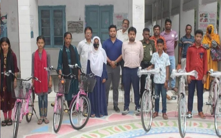 খুলনায় শিক্ষার্থীদের মাঝে বাইসাইকেল বিতরণ