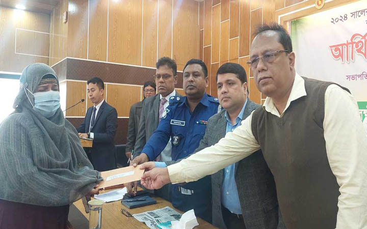 লক্ষ্মীপুরে গণঅভ্যুত্থানে শহীদ পরিবার ও আহতদের আর্থিক সহায়তা