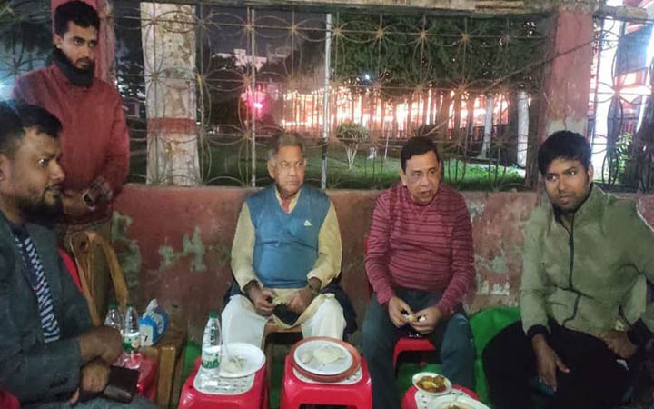 ফুটপাতের দোকানে পিঠা-চা খেলেন উপদেষ্টা সাখাওয়াত